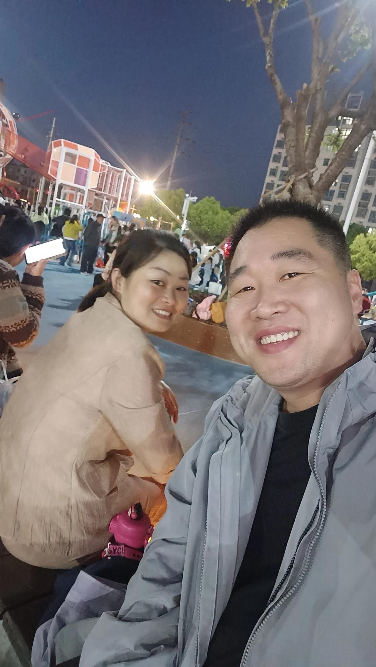 中午的时候梅子问我，这两天怎么不问现金收了多少钱？以前不是天天都问吗？我说管它收