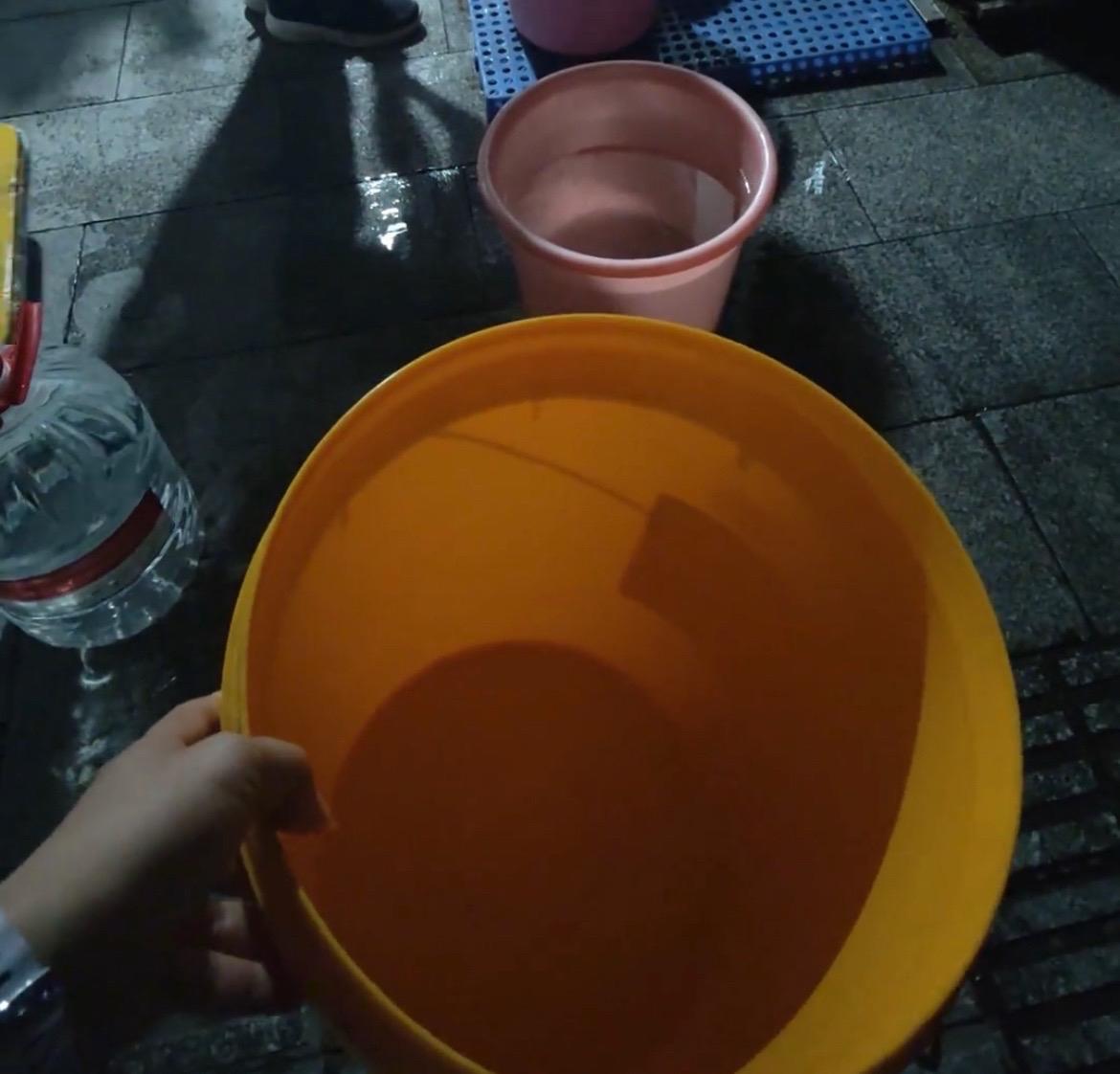 【玉林容县一居民家自来水臭自花钱去买水】

5月13日，玉林市容县的一居民称：家