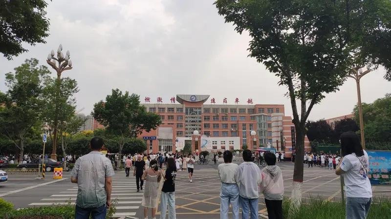朋友家孩子在河北高考考了3000多名，612分。二妞问我，在河北排3000多名厉