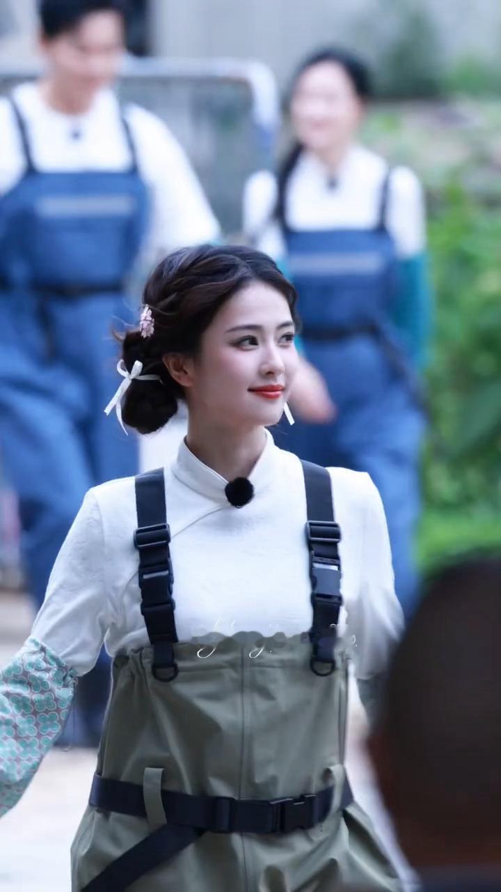 白梦妍小学生出游日记🥰🥰白鹿小学生出游 白鹿双马尾盘发造型