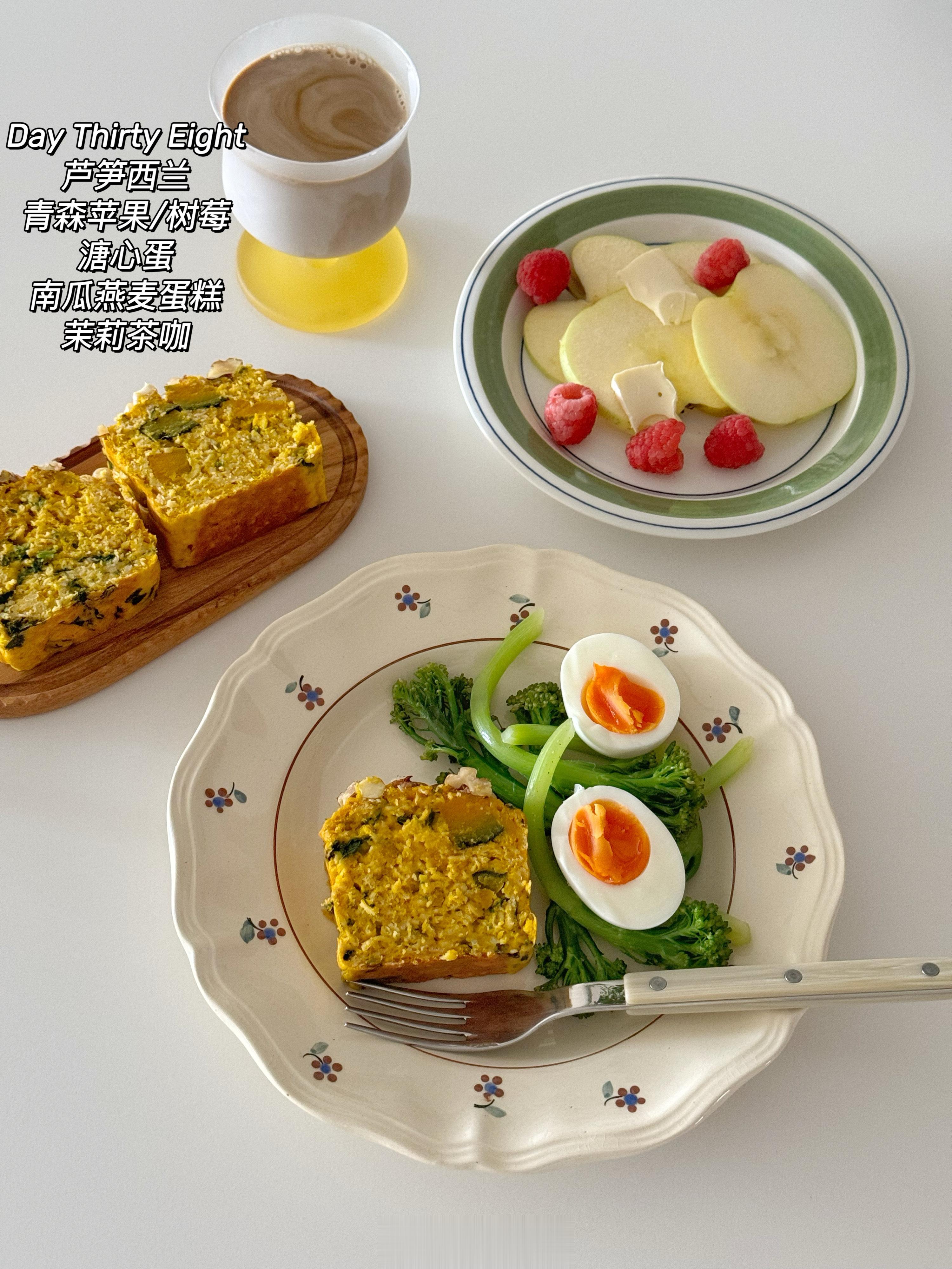 早呀🌞今儿吃南瓜菠菜燕麦磅蛋糕，喜欢的不得了🎃#墨菲食谱# 所需食材：中型贝
