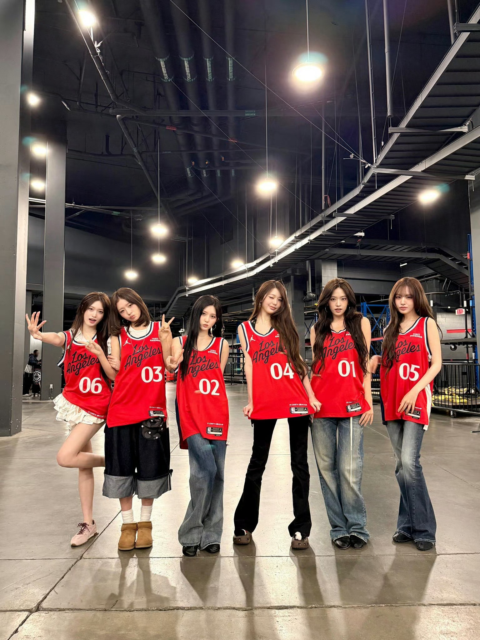 NBA赛场偶遇iveiveG社生图 ive今日现场观看快船比赛 不愧是六立绘全员