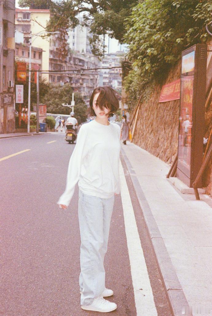 蒋梦婕邻家女孩既视感  蒋梦婕短发素颜街拍真的是超温柔超漂亮的呀，完全就是邻家女