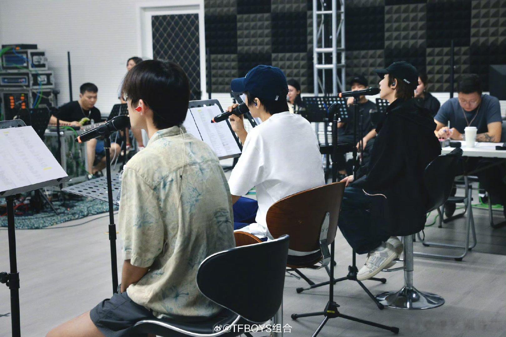 #TFBOYS排练背影照##王俊凯王源易烊千玺排练背影照#演唱会现在突然感觉有点