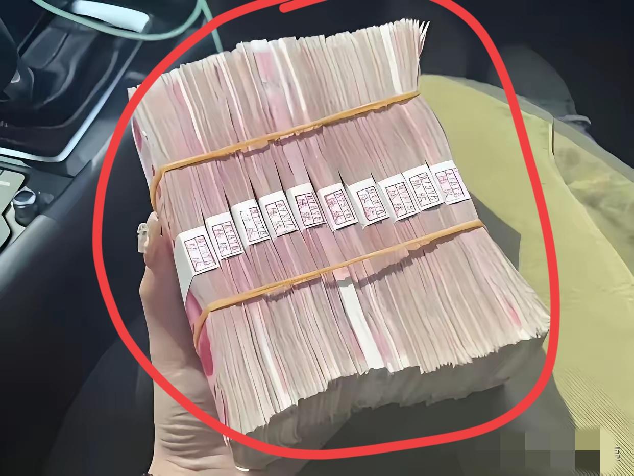 同事老爸52岁被裁，每月躺拿12000补贴，这哪是裁员？分明是“带薪休假”！
 