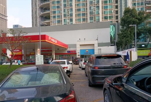 最近家里正在商量买一辆新车，原本我是打算买一辆油车的，这样出门旅游方便一些。
电