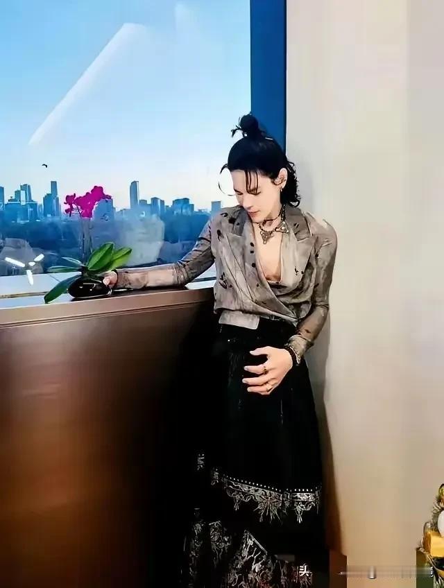 向佐在女性化的道路上撒腿狂奔，越走越远了。
与其说是一种爱好，博取流量的手段，还