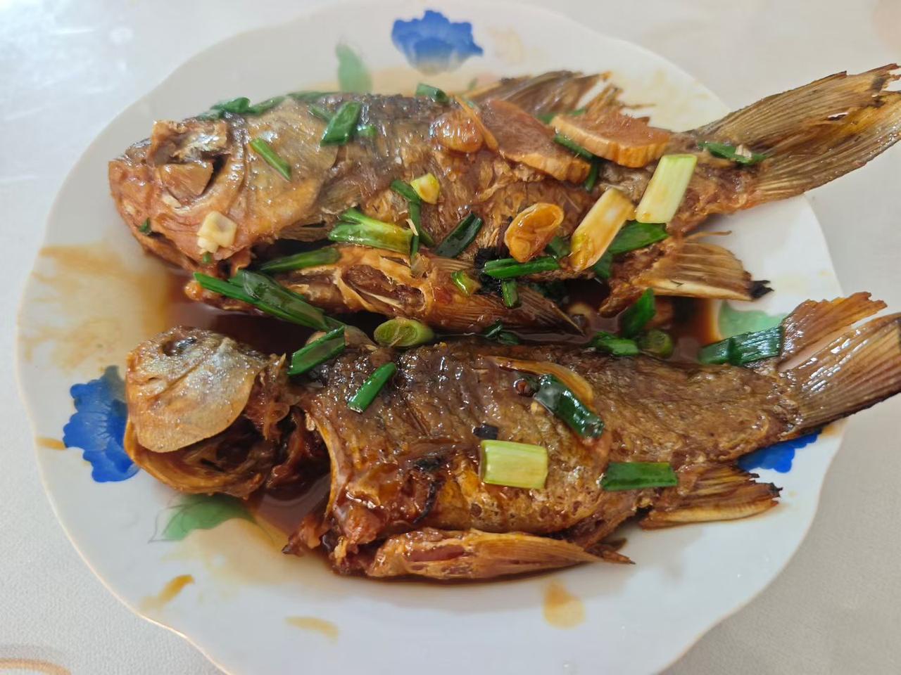 钓了两条鲫鱼，三四两的，中午油煎一下，红烧了吃美味。