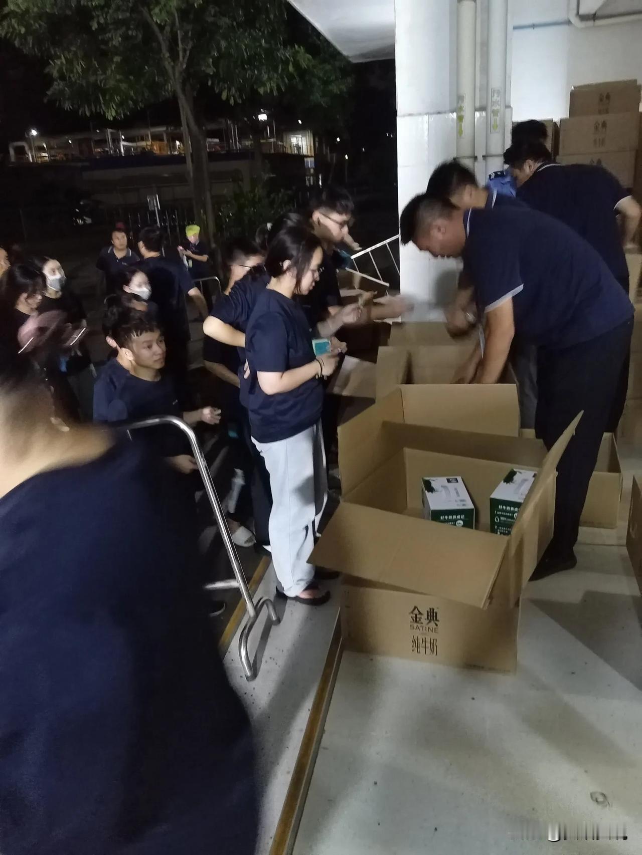 南沙最好的电子厂（南沙安捷利电子厂）不允许反驳，今天发中秋节礼品了，排队的人人山
