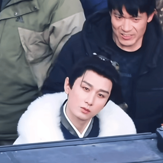 浑身都在散发魅力的白团子淇淇，好可爱！太子殿下骑马好帅好飒！ 