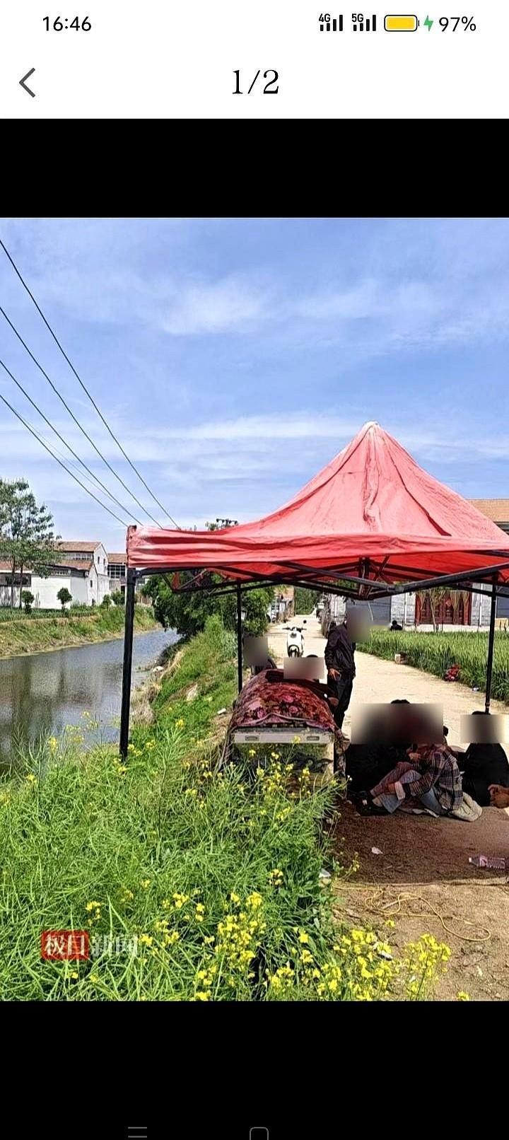冲出去的不是车，是命。
4月30日，河南周口。那个电动三轮车滑向河道的瞬间，时间