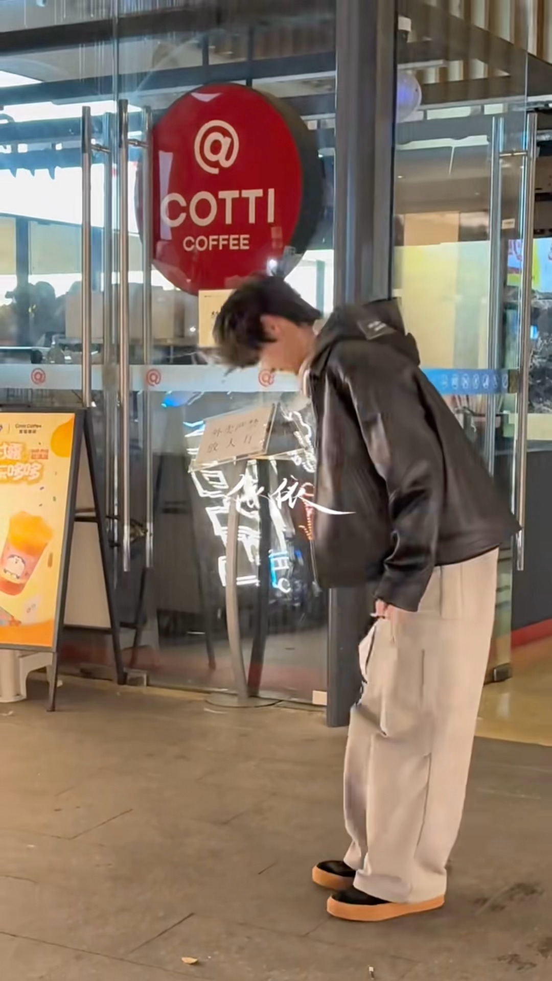 李煜东鞠躬李煜东好真诚的小孩。。特意摘掉帽子和口罩给粉丝鞠躬