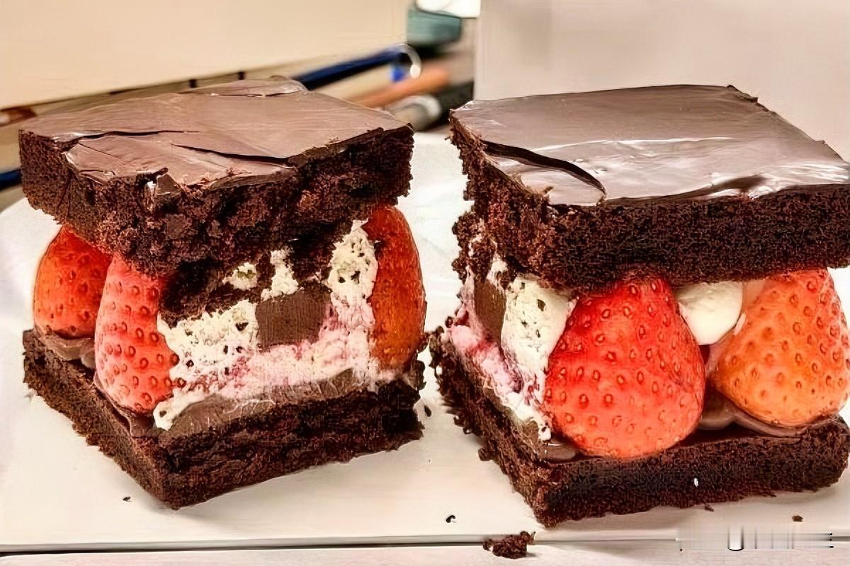 年，过完了，
回忆很多瞬间，
有欢笑，也有苦涩。

顺手拿起一块巧克力，
本想解