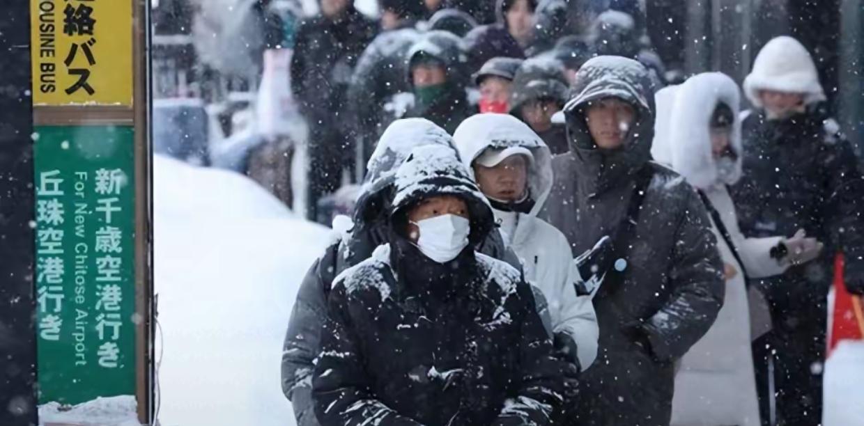 日本一场暴雪竟让7000中国游客困在机场！航班熔断、物价飞涨，背后却是一场政治豪