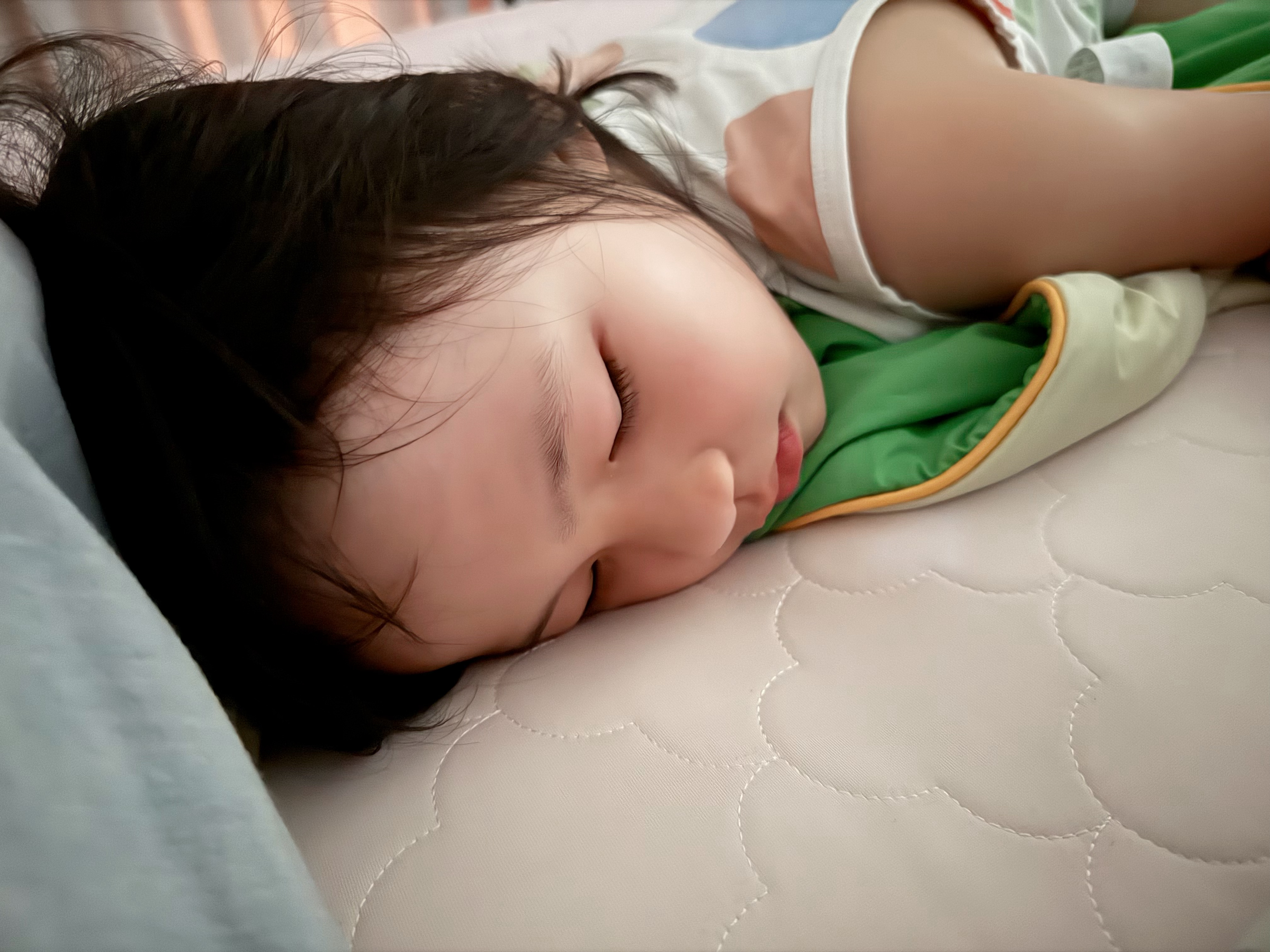 孩子看了会电视就主动说 不如睡午觉吧牛进来叮嘱我：你要先给她按摩头知道吗，这样她