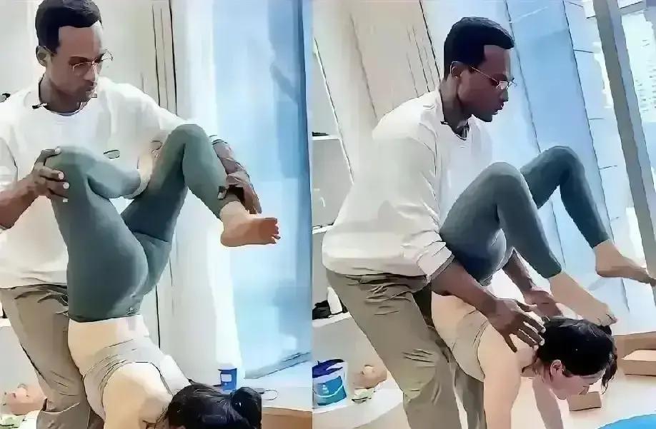 成都一家瑜伽馆里，印度男教练帮女学员压背调胯，被旁人拍下没打码直接甩上网。

视