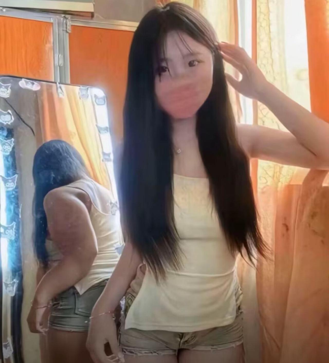 本来刷到小姐姐自拍，长发搭配小吊带，脸蛋清秀，第一眼看着身形纤细温柔，谁看了都夸