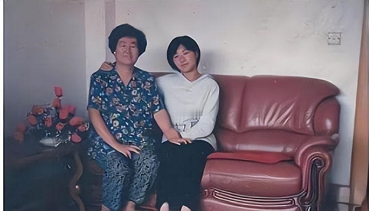 2000年，辽宁夫妇借7万元送女儿出国留学，女儿却跟父母断了联系，21年后父母在