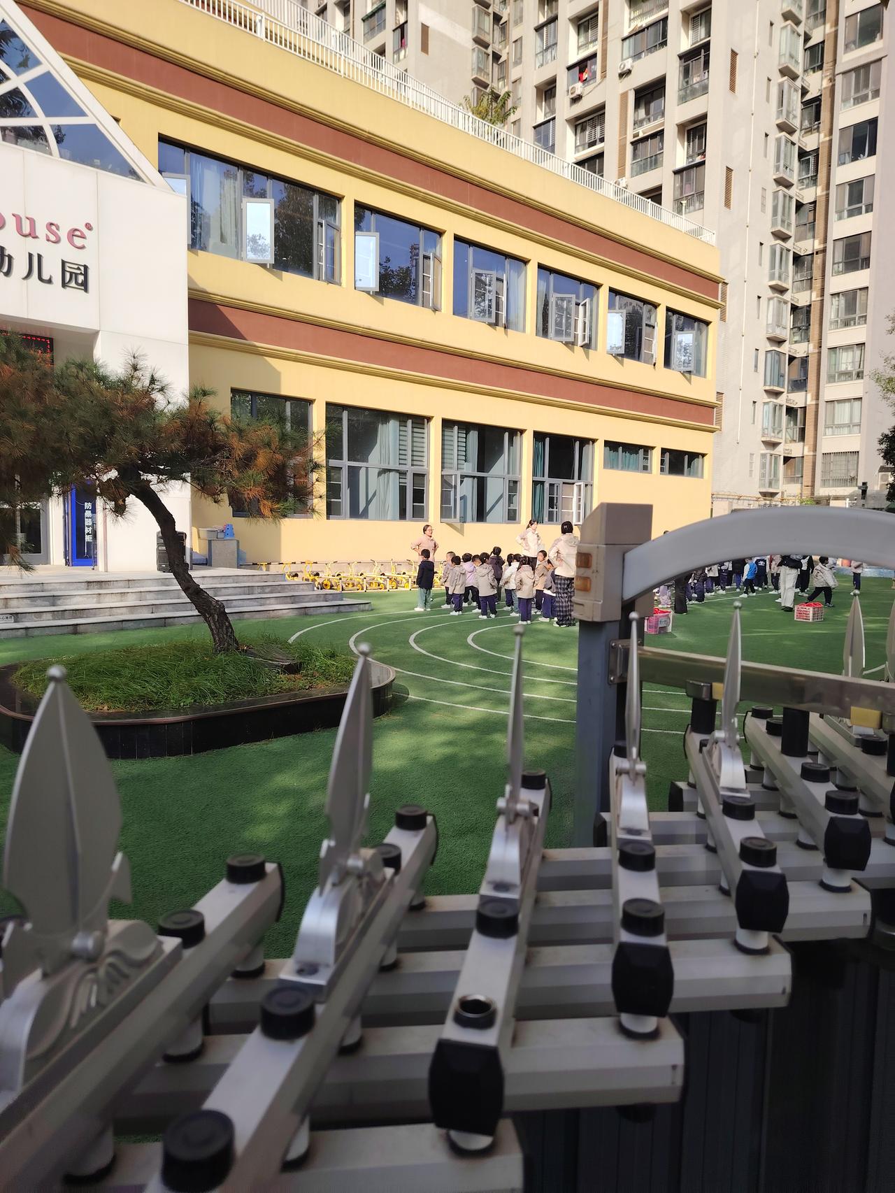 教学多年，经历了将近十任校长
前面几位校长经常在教工食堂吃饭。
校长和普通教师在