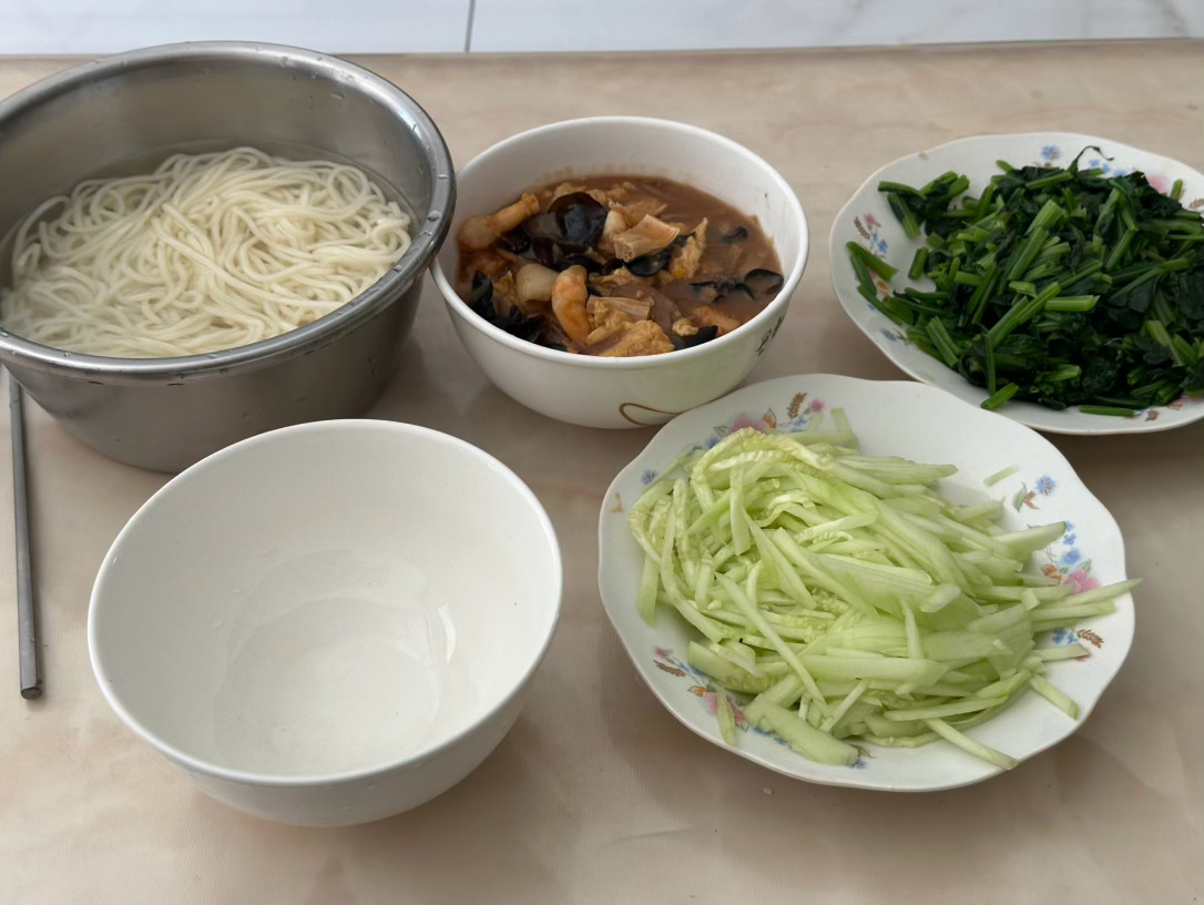 手机拍美食[超话]  上车饺子下车面！放下碗筷，撑～  ​​​