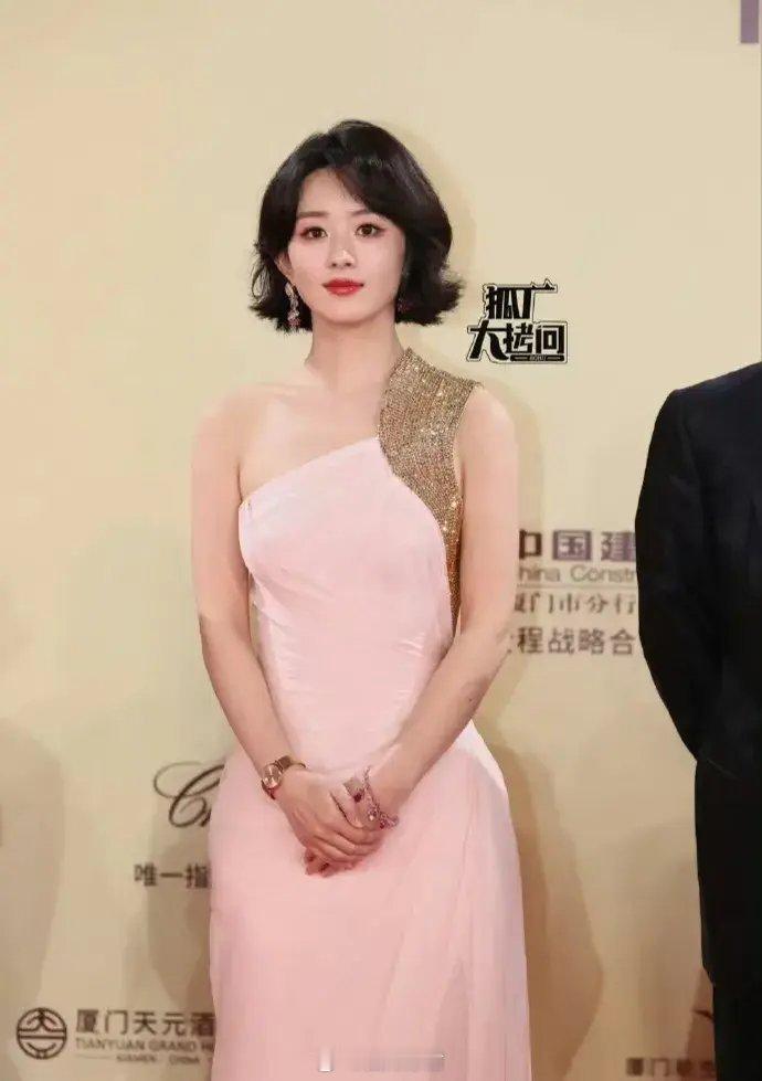 赵丽颖金鸡奖造型师是闵塔鲨赵丽颖短发好美好飒，粉色裙子有种温柔的力量感，突然觉察