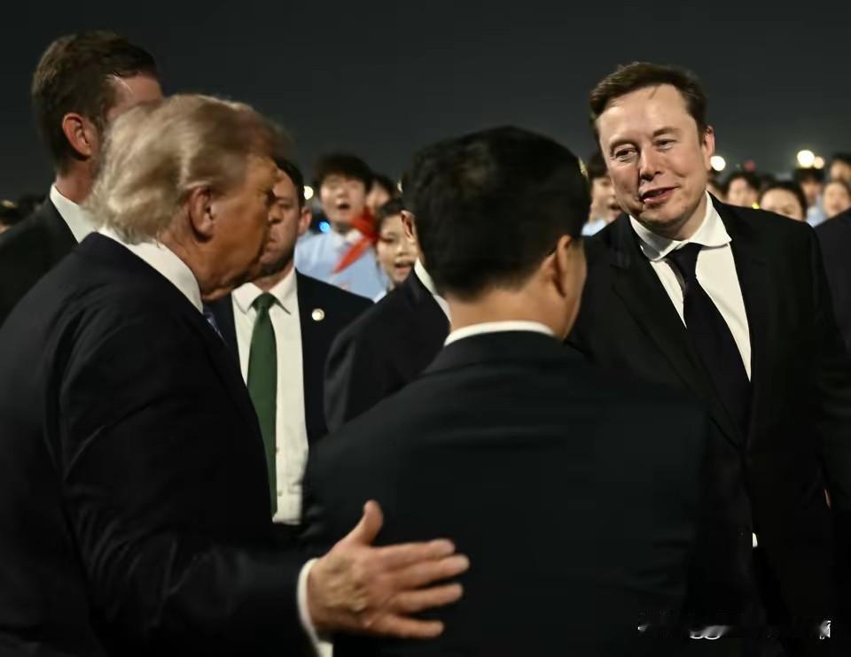 特斯拉创始人马斯克此次跟随特朗普访华，也算是＂老朋友＂来做客啦！

他的特斯拉新
