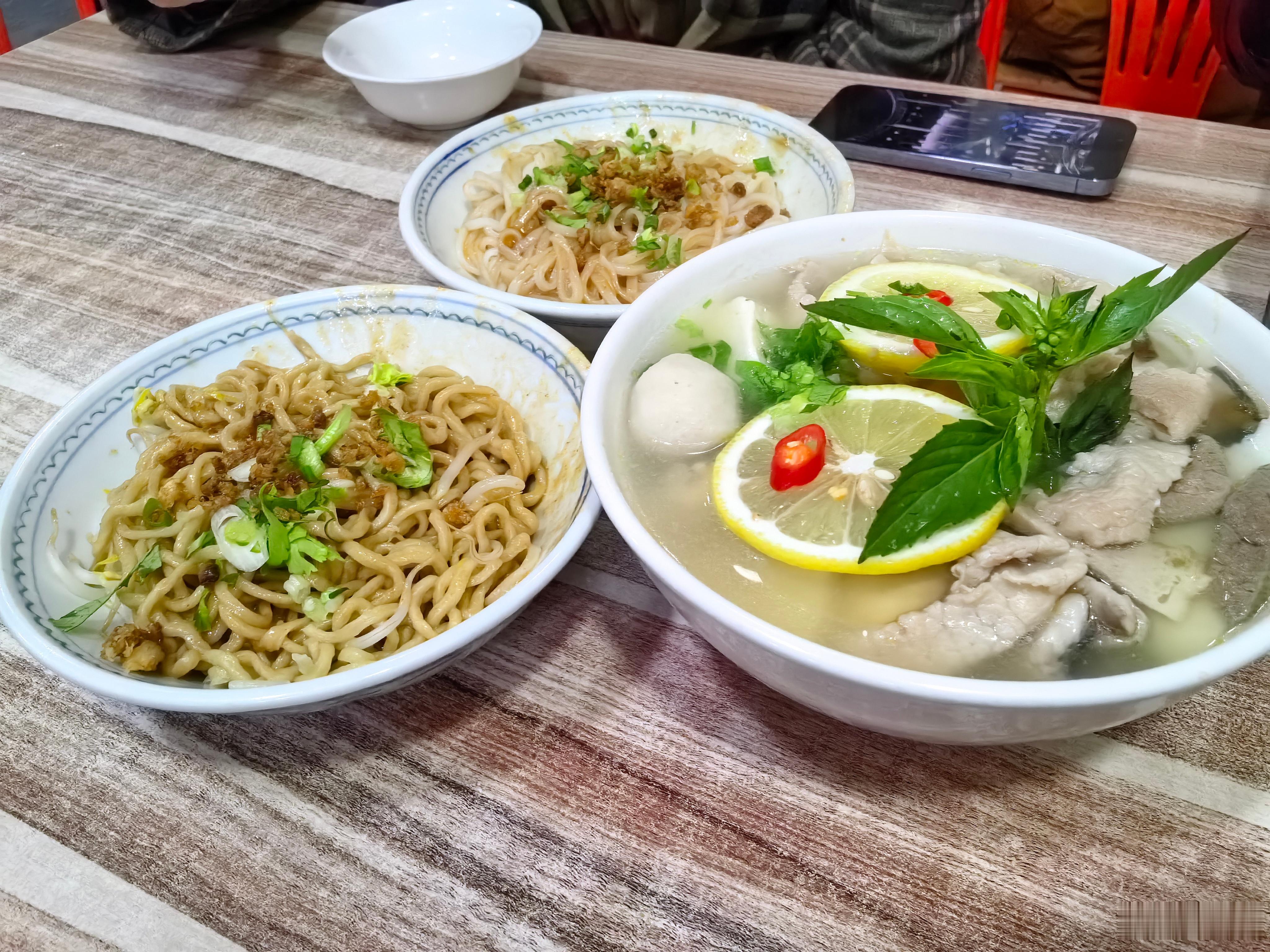 今天主打小吃…干面，粿条汤，肠粉，腐乳鸡翅（带红的不是没熟，是腐乳酱），这几位 