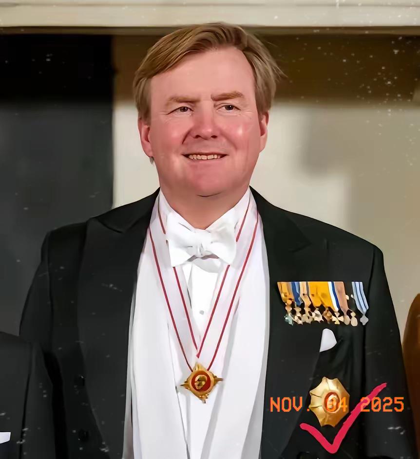 11月4日，荷兰ASML又出狠招了
​这不，决定禁售中低端DUV光刻机了，连老设