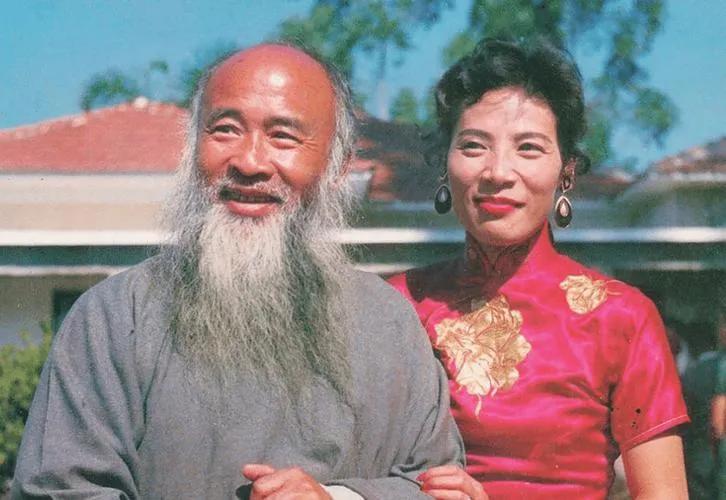 1947年，48岁的张大千迎娶了18岁的徐雯波。新婚之夜，看着张大千靠近自己，徐