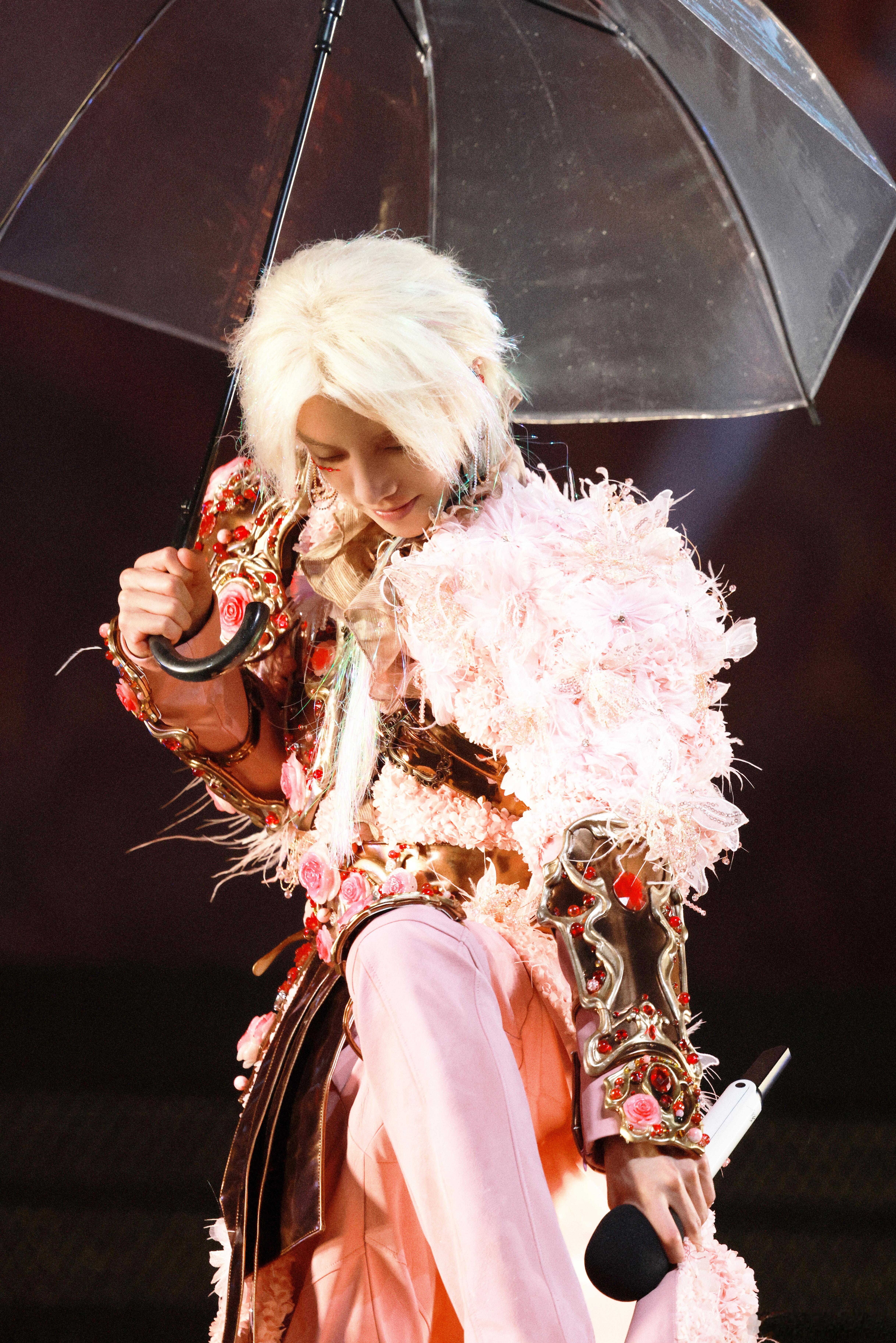 华晨宇雨中上演大规模烟花秀雨夜的演唱会氛围感直接拉满，雨丝飘在空气里，烟花一朵朵