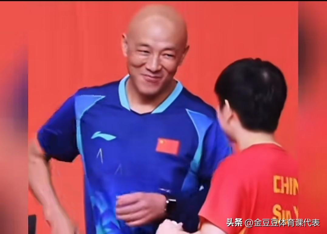 太搞笑了，肖爸宠溺的看着莎莎的表情引来亲儿子吃醋。肖指导笑的那么甜温柔的看着爱徒