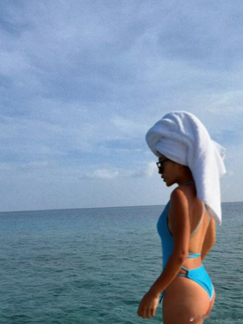 永远做一朵向上明媚有生命的花喝了自己调的酒 看了海底世界 爱万豪的每一帧生活记录