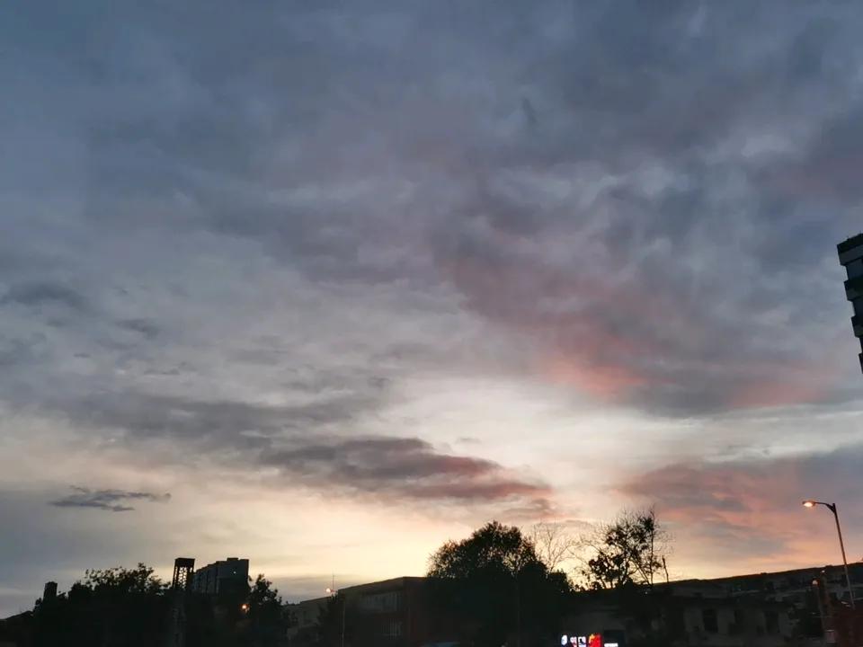 今天云朵太美啦，
彩色云朵挂于天际！
天空风景美照 天空云朵景 云彩背景图