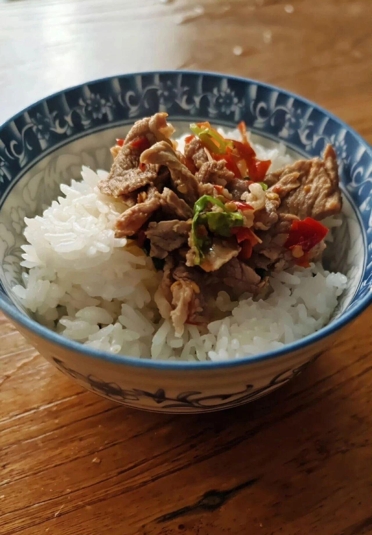 简简单单饭一餐，
人间烟火酿流年。
从容自若最美好，
最大幸福是平安。
少管闲事