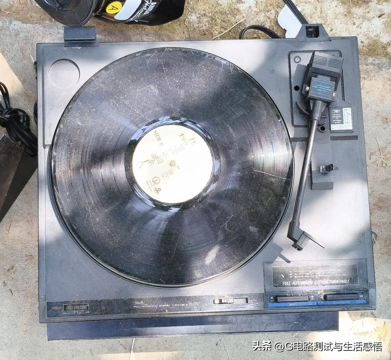 瞧瞧这些躺在旧货市场地摊上的唱机，仿佛一个个被时光遗忘的老伙计。它们外壳或斑驳，