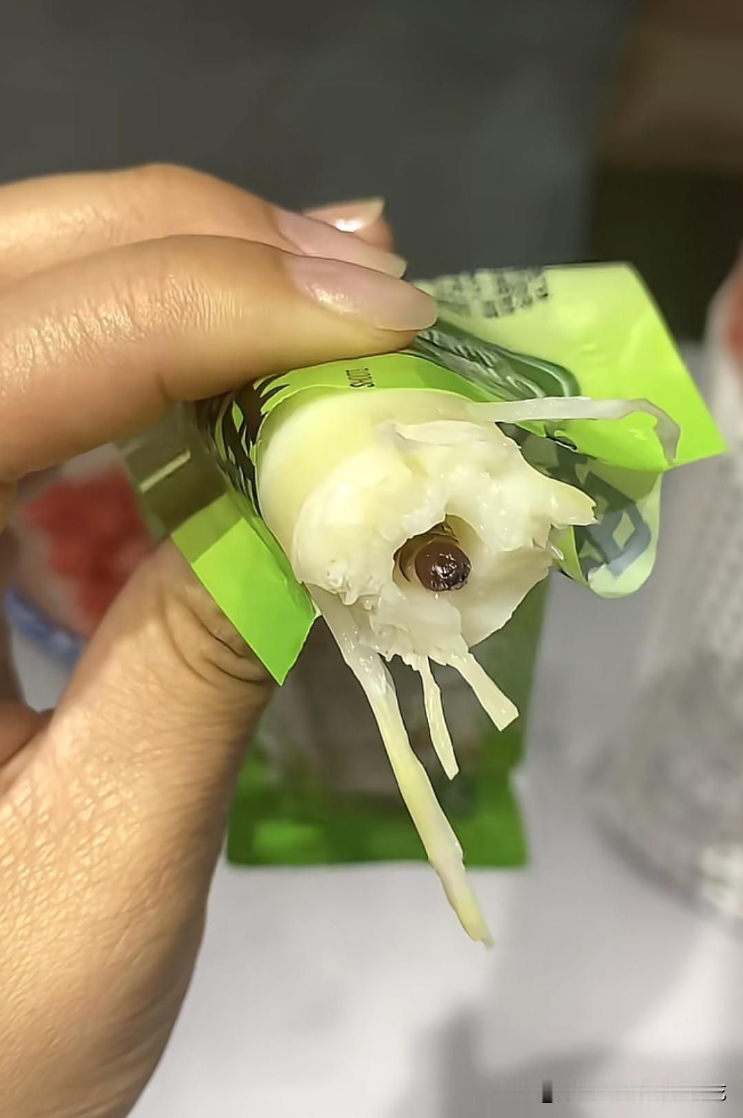零食里吃出这玩意儿，到底是惊喜，还是惊吓？很多人看了头皮发麻，而云南人却流下了口