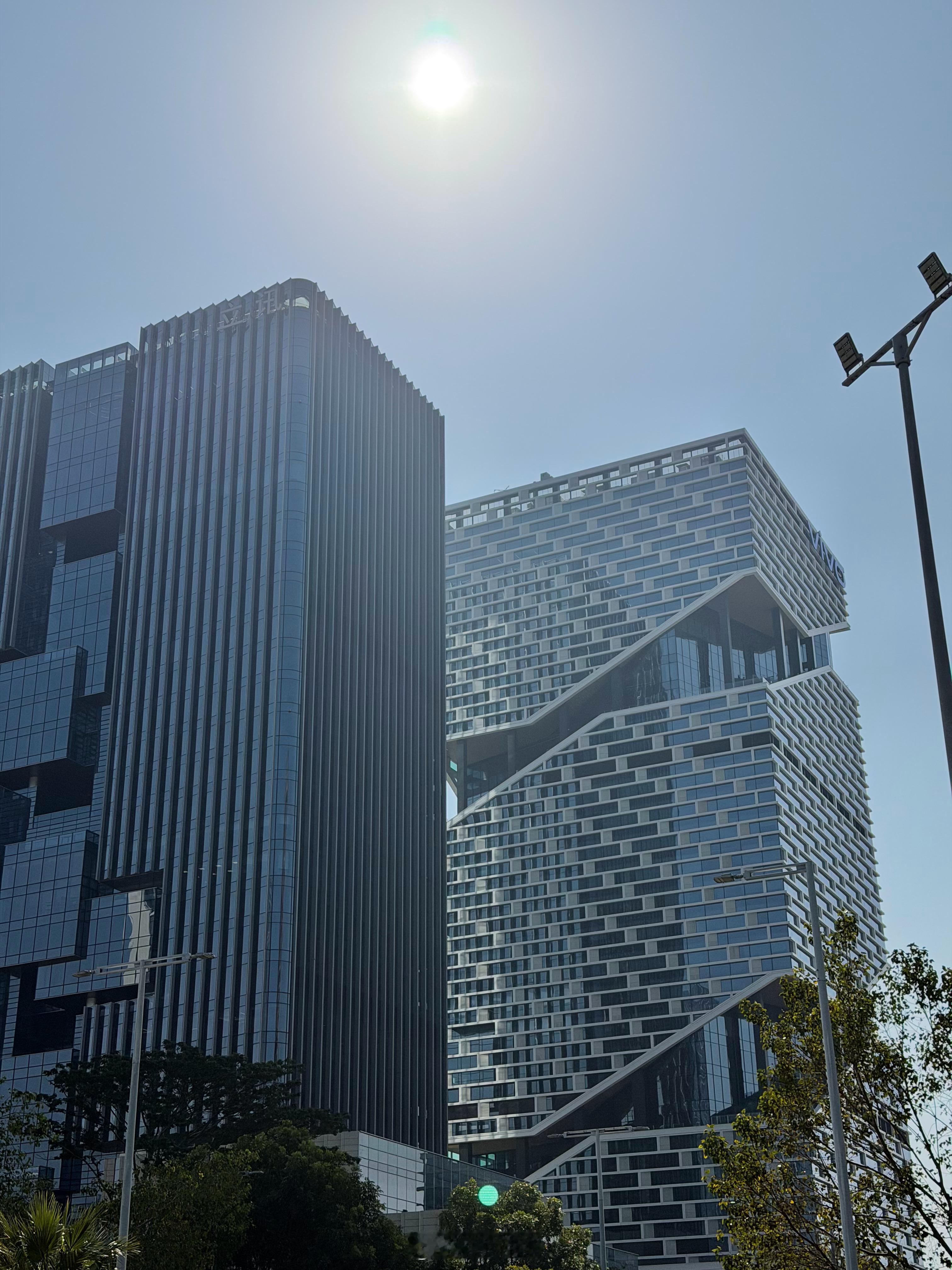 这个季节深圳的天气，简直和迪拜完全一样，白天出太阳可以穿短袖，晚上略微冷，也算相