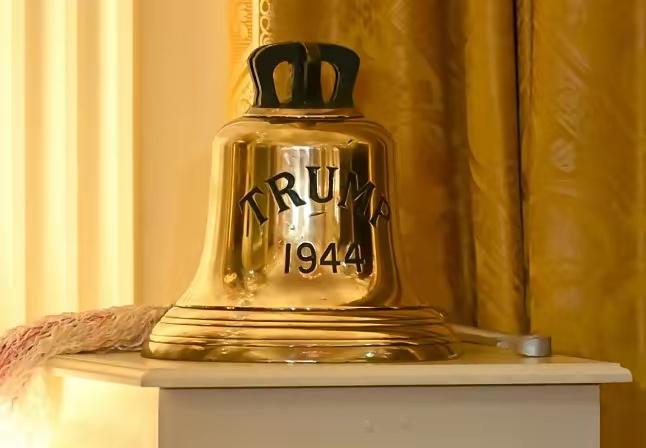 这口钟是查尔斯访问美国送给特朗普的礼物

英国国王给美国总统送钟

表面上看没问