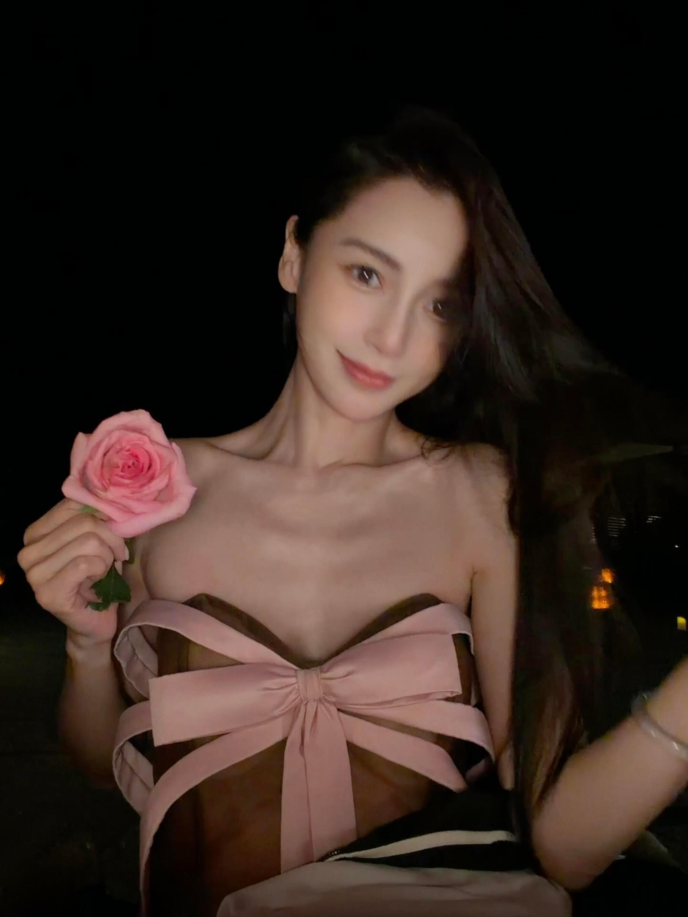 杨颖 angelababy 20260819小红书更新配文：🌹