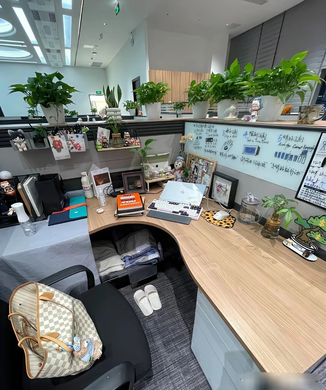 羡慕了！月薪不过万都不好意待在这样的神仙工位吧？ 