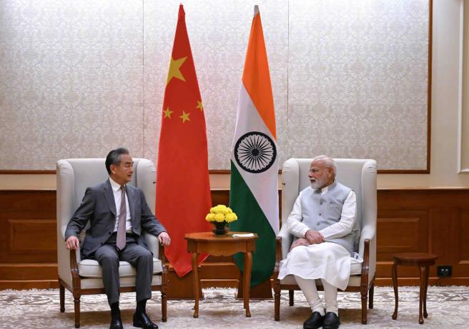印度全面拥抱中国
 
这一次印度想通了，决定彻底缓和中印关系，全面投入到中国的怀