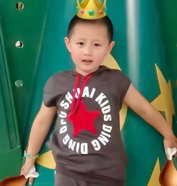 想起一只小猪小时候去香港迪士尼，下次如果真的香港见面前全是闪光灯与摄影机。走到今