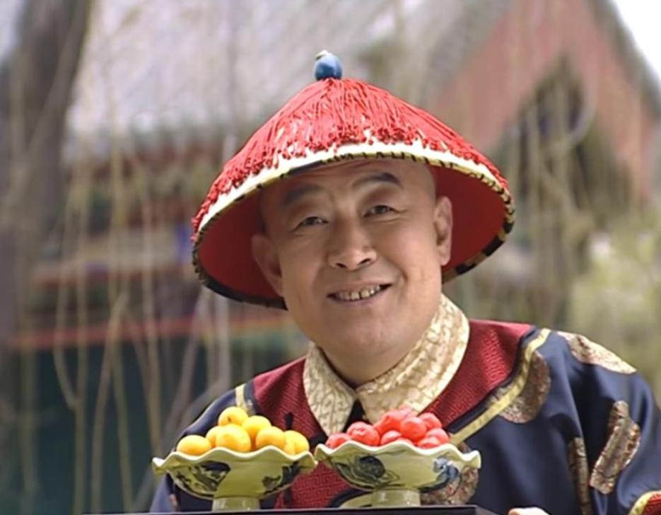 太监怎么上厕所？
先说最关键的：古代正规太监，是把阴茎和睾丸一起切掉的。所以他们
