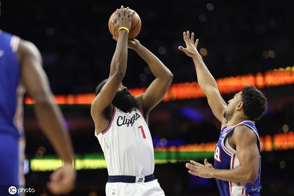 快船76人裁判报告：漏判哈登三分绝杀出手被打手

11月19日，昨日NBA常规赛