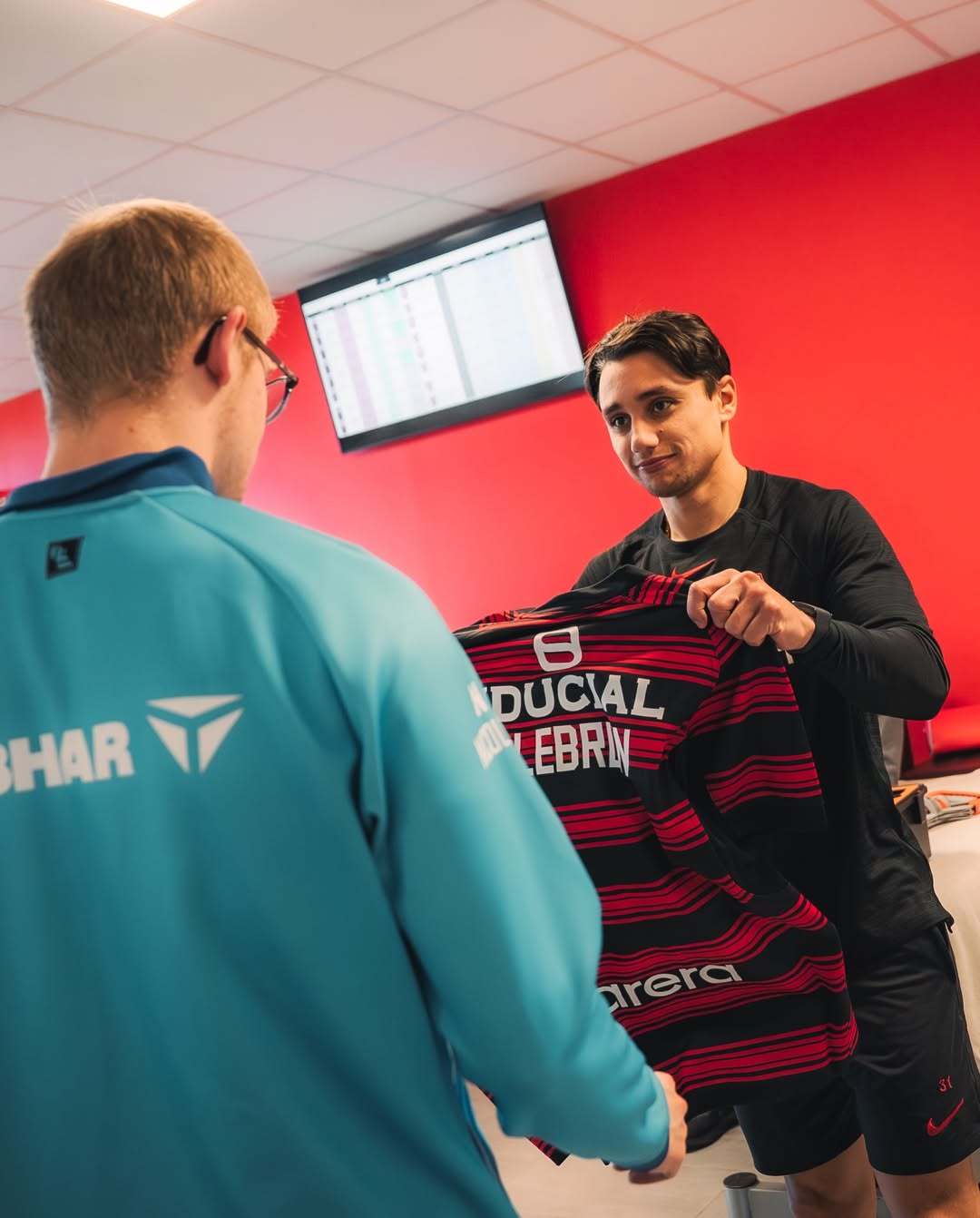 和图卢兹橄榄球队的成员互动 