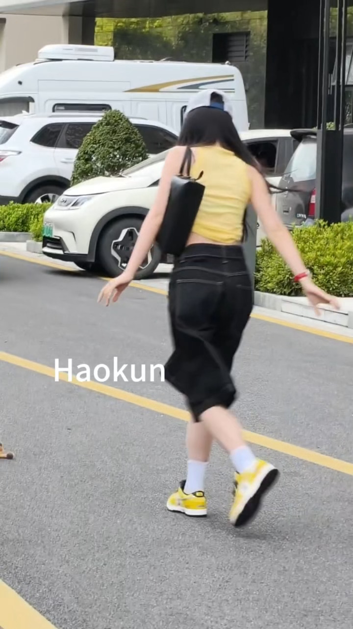 此女太萌啦 走一半 摸摸裤兜 结果发现娃娃掉了 屁颠屁颠跑回去捡😋🍠：好困别