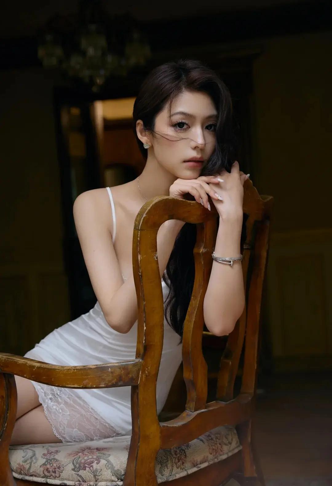 穿白裙的姑娘，独自坐在椅子上，若有所思，不知何时君再来。