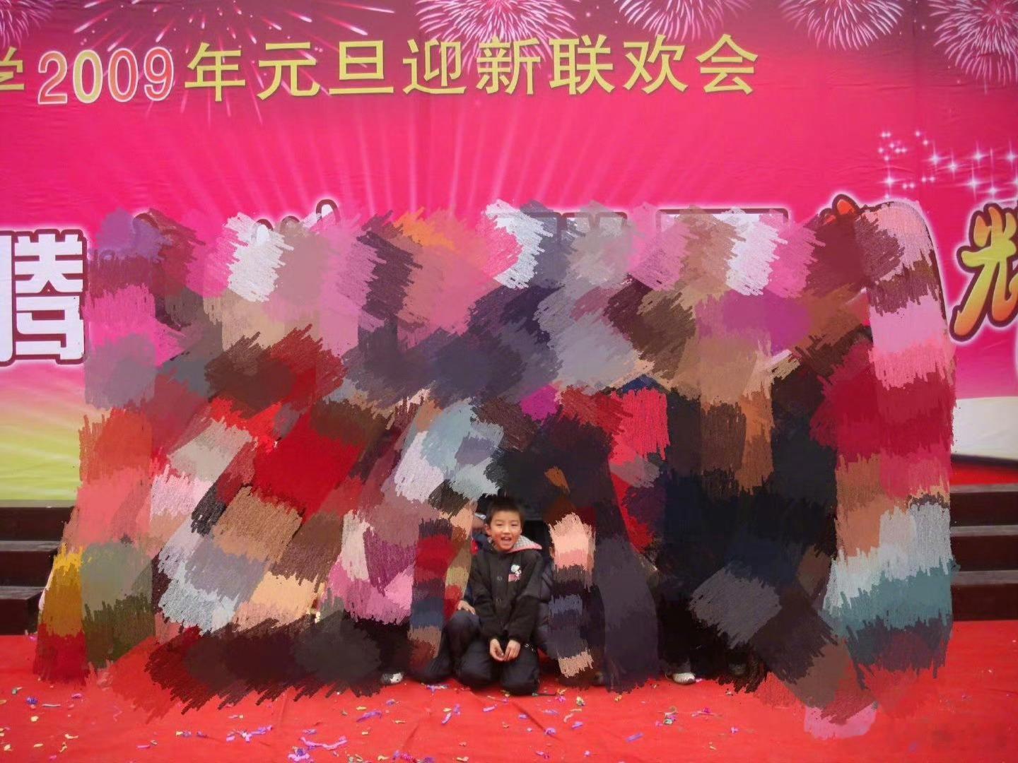 王俊凯小时候缺牙都这么萌看王俊凯小时候缺牙那张照片，笑着笑着突然有点想哭。十岁的