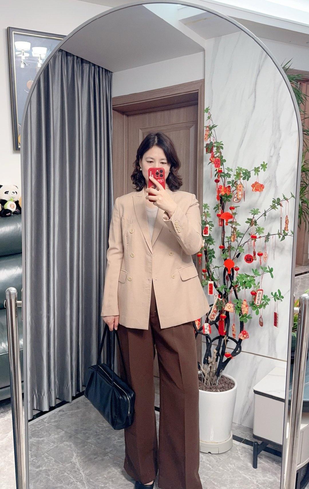 给大家说个有意思的事：历史总是惊人的相似，16号那天我就是穿的这件肉桂色西装上的