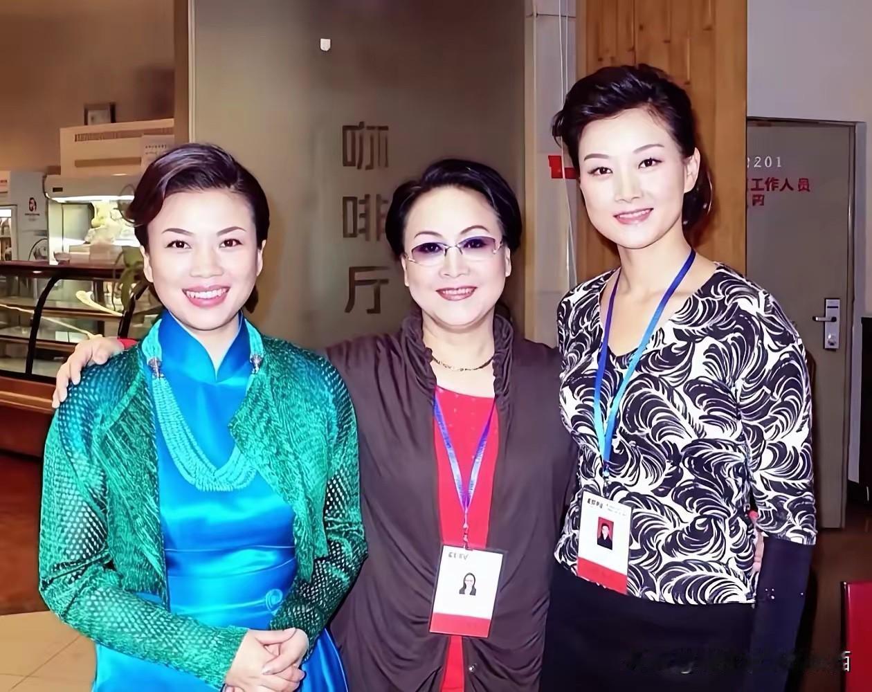 三位不同时代的歌唱家相聚在一起，李谷一年长些，她的歌曲《知音》和《难忘今宵》是经